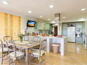 Tabelle, Möbel, Eigentum, Countertop, Pflanze, Küche, Stuhl, Zimmerpflanze, Interior Design, Holz