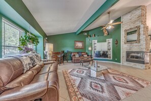 Living Room | Smart TV | Free WiFi | Gas Fireplace