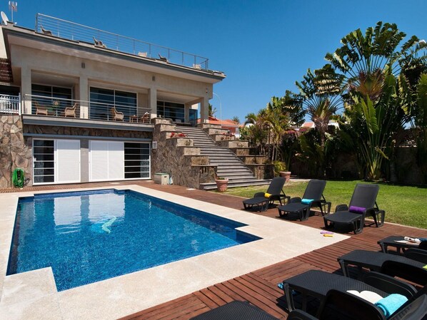 Plante, L'Eau, Propriété, Ciel, Piscine, Bleu Azur, Bâtiment, Ombre, Mobilier De Jardin, Canapé