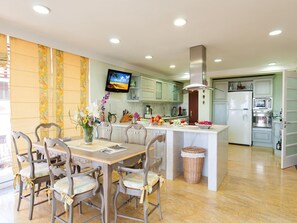 Table, Meubles, Propriété, Comptoir, Chaise, Cuisine, Design Intérieur, Sol, Plante D'Appartement, Sol