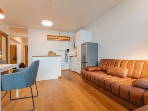 Möbel, Komfort, Holz, Couch, Stuhl, Gebäude, Orange, Beleuchtung, Cabinetry, Wohnzimmer