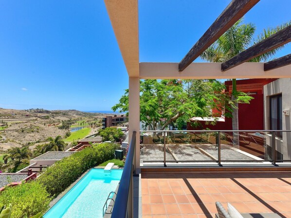 Sky, Plant, Building, Shade, Swimming Pool, Wood, Tree, Leisure, Urban Design, Outdoor Furniture