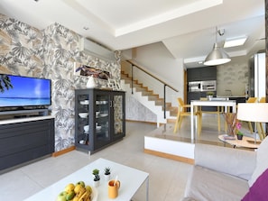 Himmel, Eigentum, Möbel, Gebäude, Tabelle, Interior Design, Schatten, Pflanze, Freizeit, Eigentumswohnung