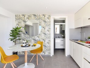 Himmel, Eigentum, Möbel, Gebäude, Tabelle, Interior Design, Schatten, Pflanze, Freizeit, Eigentumswohnung