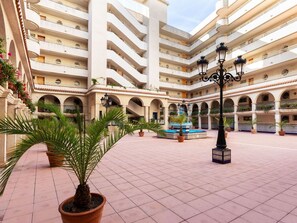 Building, Plant, Daytime, Flowerpot, Architecture, Interior Design, Urban Design, Houseplant, Tree, Real Estate