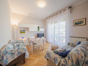 Himmel, Eigentum, Möbel, Gebäude, Tabelle, Interior Design, Schatten, Pflanze, Freizeit, Eigentumswohnung