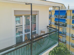 Himmel, Eigentum, Möbel, Gebäude, Tabelle, Interior Design, Schatten, Pflanze, Freizeit, Eigentumswohnung