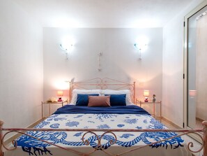 Bed, Furniture, Bedding, Bedroom, Interior Design, Bed Sheet, Wall, Linens, Floor, Wood