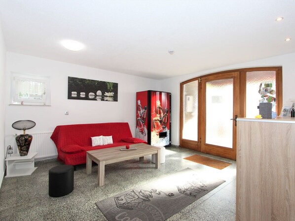 Furniture, Picture Frame, Table, Comfort, Building, Plant, Interior Design, Wood, Houseplant, Floor
