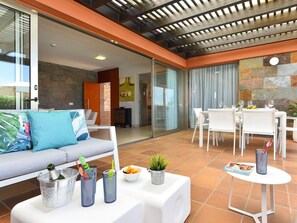 Himmel, Gebäude, Eigentum, Tabelle, Möbel, Wolke, Berg, Interior Design, Gartenmöbel, Holz