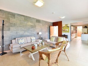 Himmel, Gebäude, Eigentum, Tabelle, Möbel, Wolke, Berg, Interior Design, Gartenmöbel, Holz