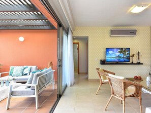 Himmel, Gebäude, Eigentum, Tabelle, Möbel, Wolke, Berg, Interior Design, Gartenmöbel, Holz