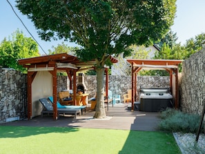 Ciel, Bâtiment, Propriété, Table, Meubles, Nuage, Montagne, Design Intérieur, Mobilier De Jardin, Bois