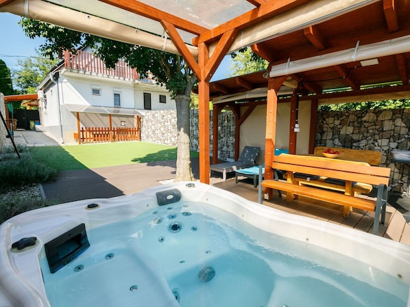 Ciel, Bâtiment, Propriété, Table, Meubles, Nuage, Montagne, Design Intérieur, Mobilier De Jardin, Bois