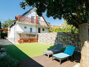 Ciel, Bâtiment, Propriété, Table, Meubles, Nuage, Montagne, Design Intérieur, Mobilier De Jardin, Bois