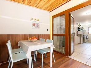 Ciel, Bâtiment, Propriété, Table, Meubles, Nuage, Montagne, Design Intérieur, Mobilier De Jardin, Bois