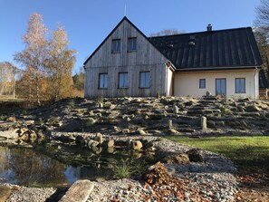 Himmel, Pflanze, Wasser, Gebäude, Eigentum, Natur, Fenster, Natürliche Landschaft, Baum, Holz