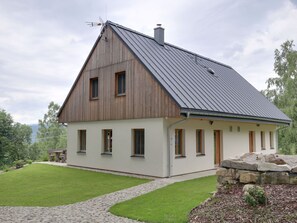 Gebäude, Pflanze, Himmel, Fenster, Wolke, Haus, Baum, Grundstueck, Gras, Holz