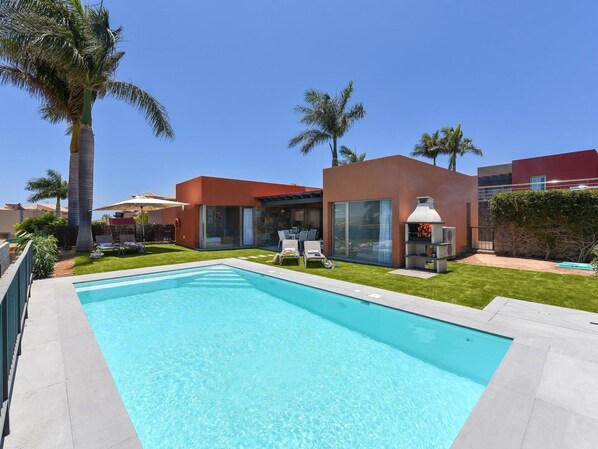 Water, Sky, Plant, Swimming Pool, Blue, Azure, Tree, Building, Architecture, Rectangle