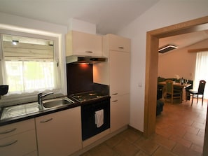 Cabinetry, Bâtiment, Comptoir, Bois, Cuisine, Appareil De Cuisine, Cuisinière, Evier, Sol, Sol