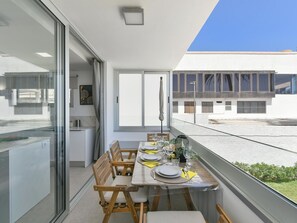 Möbel, Eigentum, Himmel, Gebäude, Fenster, Tabelle, Holz, Schatten, Stuhl, Veranda