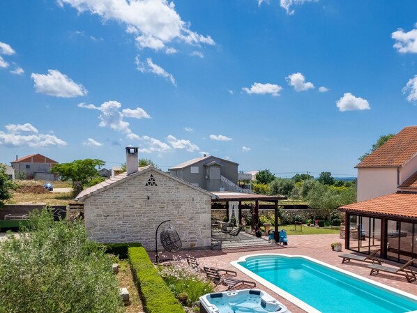 Cloud, Sky, Plant, Water, Property, Building, Tree, Swimming Pool, Window, House