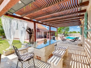 Eigentum, Möbel, Schatten, Holz, Stuhl, Gebäude, Gartenmöbel, Interior Design, Pflanze, Freizeit