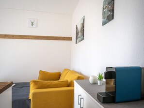Table, Couch, Property, Furniture, Picture Frame, Comfort, Interior Design, Studio Couch, Living Room, Flooring