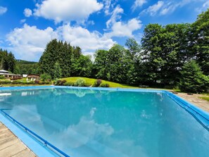 Wasser, Wolke, Himmel, Pflanze, Schwimmbad, Blau, Baum, Schatten, Haus, Verbundwerkstoff