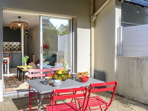 Tabelle, Möbel, Eigentum, Stuhl, Fenster, Gebäude, Holz, Interior Design, Blume, Schatten