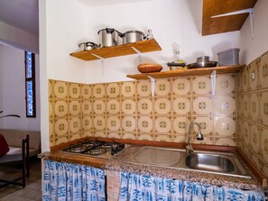 Spüle, Cabinetry, Eigentum, Sinken, Zapfhahn, Countertop, Holz, Interior Design, Küche, Armatur