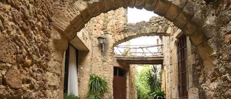 Pianta, Erba, Paesaggio, Cielo, Facciata, Area Rurale, Muro Di Pietra, Arco, Brick, Storia Antica