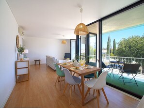 Möbel, Eigentum, Himmel, Gebäude, Fenster, Tabelle, Holz, Schatten, Stuhl, Veranda