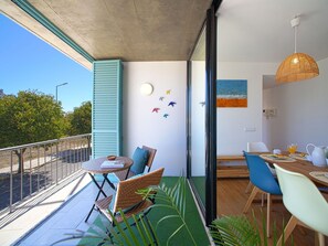 Möbel, Eigentum, Himmel, Gebäude, Fenster, Tabelle, Holz, Schatten, Stuhl, Veranda