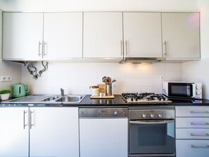 Möbel, Eigentum, Himmel, Gebäude, Fenster, Tabelle, Holz, Schatten, Stuhl, Veranda