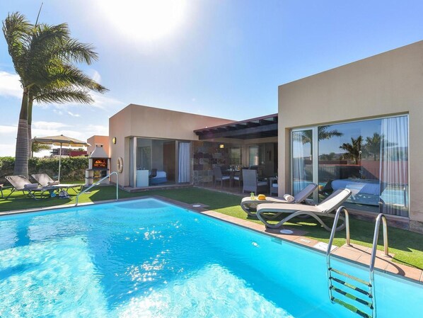 Water, Plant, Sky, Property, Swimming Pool, Building, Azure, Cloud, Shade, Outdoor Furniture