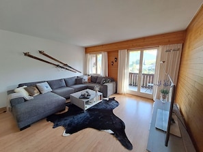Meubles, Canapé, Confort, Cadre, Bâtiment, Bois, Salon, Design Intérieur, Sol, Fenêtre