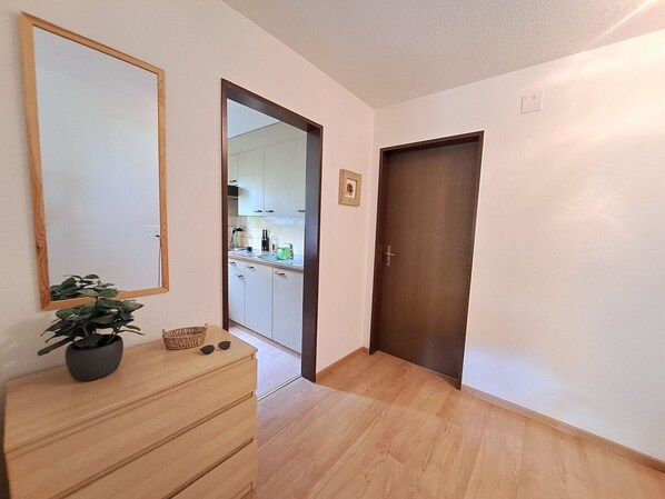 Plant, Property, Flowerpot, Houseplant, Wood, Vase, Door, Hall, Flooring