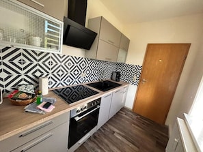 Cabinetry, Property, Countertop, Kitchen Stove, Gas Stove, Wood, Interior Design, Kitchen Appliance, Kitchen, Home Appliance