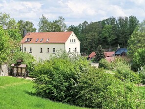 Plant, Sky, Building, Cloud, Window, Tree, Land Lot, Natural Landscape, House, Grass