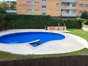 Wasser, Pflanze, Fenster, Gebäude, Schwimmbad, Rechteck, Schatten, Gartenmöbel, Urban Design, Verbundwerkstoff