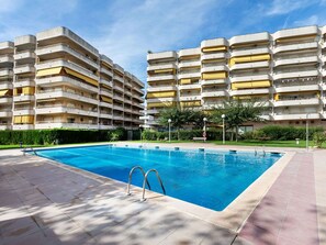 Water, Building, Sky, Property, Daytime, Plant, Swimming Pool, Cloud, Window, Azure