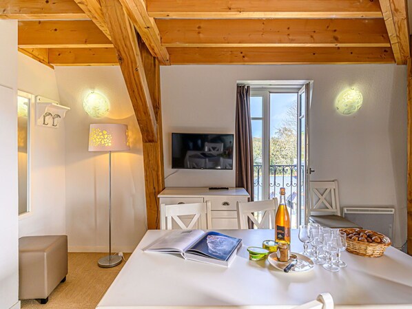 Himmel, Eigentum, Möbel, Tabelle, Gebäude, Wasser, Stuhl, Holz, Schatten, Interior Design