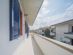 Wasser, Himmel, Wolke, Eigentum, Schwimmbad, Strandresort, Azurblau, Blau, Gebäude, Gartenmöbel