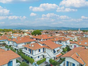 Himmel, Wolke, Daytime, Fenster, Blau, Gebäude, Azurblau, Urban Design, Haus, Baum