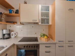 Cabinetry, Countertop, Eigentum, Gebäude, Herd, Küchengerät, Sinken, Blau, Küche, Haushaltsgerät