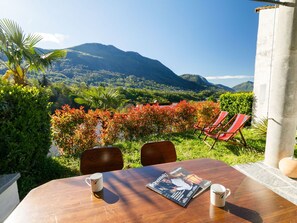 Tabelle, Himmel, Pflanze, Eigentum, Möbel, Berg, Blumentopf, Blume, Natur, Azurblau