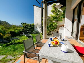 Pflanze, Eigentum, Möbel, Tabelle, Gebäude, Interior Design, Schatten, Gartenmöbel, Himmel, Hütte