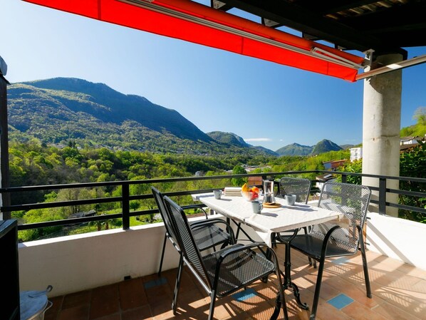 Ciel, Propriété, Table, Meubles, Ombre, Montagne, Design Intérieur, Loisir, Chaise, Bois
