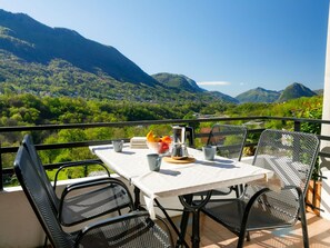 Ciel, Table, Meubles, Propriété, Montagne, Chaise, Plante, Vert, La Nature, Bleu Azur